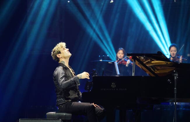 Maksim Mrvica Konzert in Qingdao QINGDAO, CHINA - NOVEMBER 26: Croatian pianist Maksim Mrvica performs onstage during his Maksim Classical Crossover Piano Concert Tour 2021 on November 26, 2021 in Qingdao, Shandong Province of China.  Copyright: xVCGx CFP111359854691