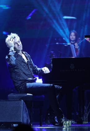 Maksim Mrvica Konzert in Qingdao QINGDAO, CHINA - NOVEMBER 26: Croatian pianist Maksim Mrvica performs onstage during his Maksim Classical Crossover Piano Concert Tour 2021 on November 26, 2021 in Qingdao, Shandong Province of China.  Copyright: xVCGx CFP111359854693
