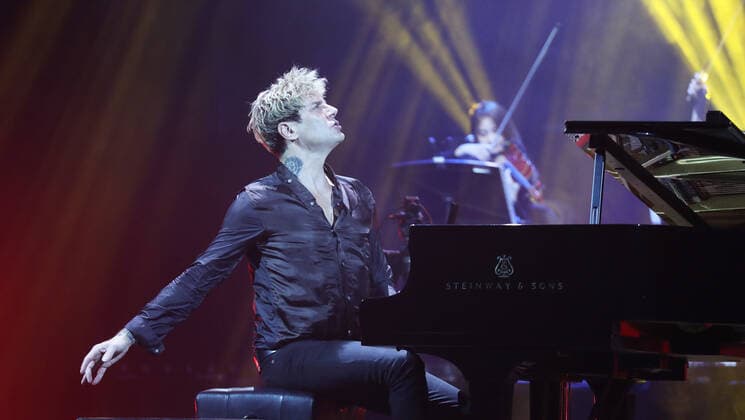 Maksim Mrvica Konzert in Qingdao QINGDAO, CHINA - NOVEMBER 26: Croatian pianist Maksim Mrvica performs onstage during his Maksim Classical Crossover Piano Concert Tour 2021 on November 26, 2021 in Qingdao, Shandong Province of China.  Copyright: xVCGx CFP111359854703