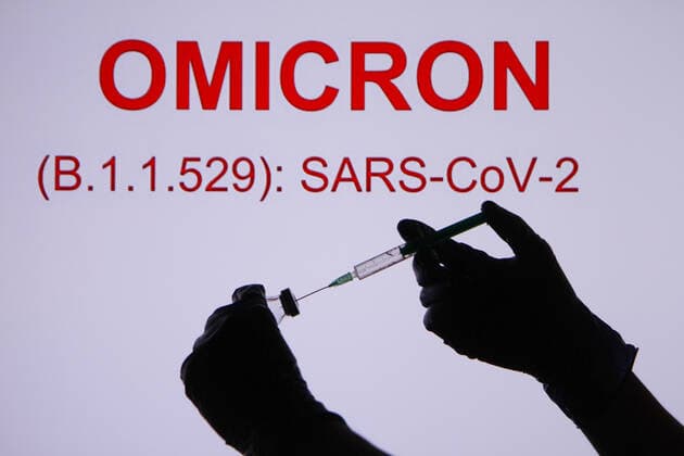 Coronavirus, Covid-19 Omikron, Symbolbilder Winden Themenbild - Omicron, Omicron-Variante, Mutante, neue Virusvariante des Coronavirus aus Südafrika, Omikron Themenbild - Omicron, Omicron-Variante, Mutante, neue Virusvariante des Coronavirus aus Südafrika, Omikron Omikron, Omicron, SARS-Cov-2, B.1.1.529, Coronavirus, Scherenschnitt mit Spritze und Handschuhe, Finger, Impfdose, Impfampulle, Impfflasche, Impfstoff in der Coronapandemie. Omicron-Corona-Variante Copyright: xFleigx xEibner-Pressefotox EP_dfg