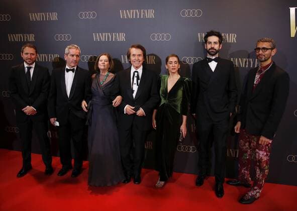 Spanish singer Raphael (C) and his wife Natalia Figueroa (3L) arrive to the awarding ceremony of the 2021 Vanity Fair Personality of the Year Award held in Madrid, Span, late 30 November 2021 (issued 01 December 2021). Rapahel was awarded the 2021 Vanity Fair Personality of the Year Award. Vanity Fair Personality of the Year Award !ACHTUNG: NUR REDAKTIONELLE NUTZUNG!  Copyright: xJavierxLopezx GRAF5872 20211201-8695dc61531d4d25425704dfeccb068b2ed03a5d