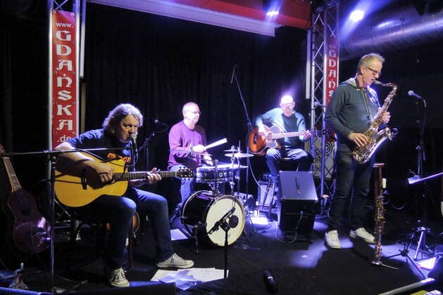 Der deutsche Gitarrist Georg Göbel-Jakobi (bekannt auch als Ozzy Ostermann) mit Detlef Hinze (dr.), Peter Deinum (b.) und Lothar van Staa (ts.) im Oberhausener Gdanska. The German guitarist Georg Göbel-Jakobi (aka Ozzy Ostermann) with Detlef Hinze (dr.), Peter Deinum (b.) and Lothar van Staa (ss.) at the Gdanska, Oberhausen. Oberhausen NRW DEU;DE;GERMANY;DEUTSCHLAND;ALLEMAGNE
