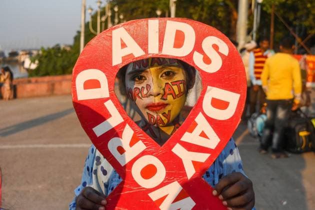 News Bilder des Tages December 1, 2021, Kolkata, West Bengal, India: A girl with various painted messeges on her face , poses with a placard to raise awarness towards AIDS on World AIDS day observation in Kolkata , India , on 1 Decemeber 2021 Kolkata India - ZUMAc211 20211201_zip_c211_002 Copyright: xDebarchanxChatterjeex