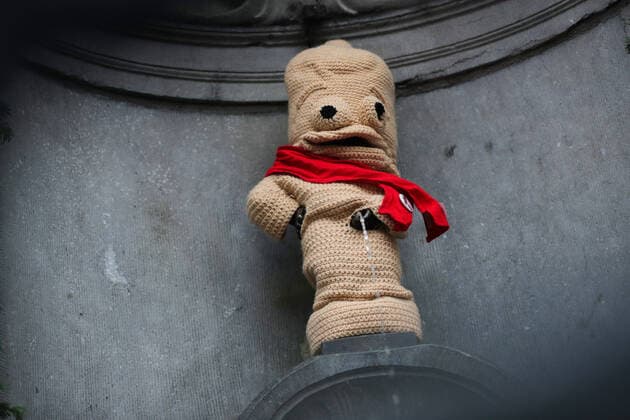 Bilder des Jahres 2021, News 12 Dezember News Themen der Woche KW48 Entertainment Bilder des Tages (211201) -- BRUSSELS, Dec. 1, 2021 -- The Manneken-Pis is seen in a costume to commemorate World AIDS Day in Brussels, Belgium, Dec. 1, 2021. The activity aims to raise the public awareness on AIDS. ) BELGIUM-BRUSSELS-WORLD AIDS DAY ZhengxHuansong 