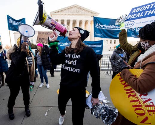 News Bilder des Tages December 01, 2021 - Washington, District of Columbia, USA - People gather outside the United State Supreme Court as the case of Dobbs v. Jackson Women s Health Organization is argued. The case involves a Missisippi law which bans nearly all abortions after 15 weeks, a direct challenge to the settled law of Roe v. Wade, and, if upheld, could have far-reaching implications for abortion rights in states all across the country. Washington USA - ZUMAce6_ 20211201_zaf_ce6_036 Copyright: xBrianxCahnx