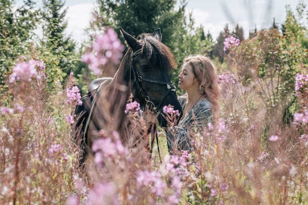 IMAGO Creative: Landleben - Alfresco, Draußen Young woman in meadow in flowers stroking horse. Perm, Perm Krai, Russia CR_KSLI211201-870655-01 ,model released, Symbolfoto ,property released