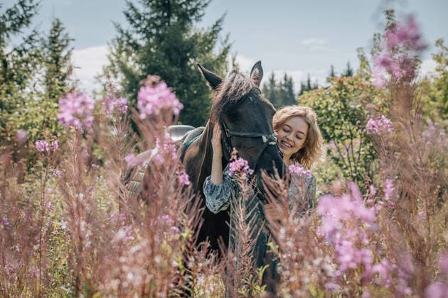 Creative Highlights Symbolbilder Young woman in meadow in flowers hugging horse. Perm, Perm Krai, Russia CR_KSLI211201-870662-01 ,model released, Symbolfoto ,property released