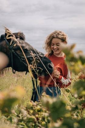 IMAGO Creative, Jahreszeit Herbst auf dem Land Woman laughing at horse in field, lifestyle. Perm, Perm Krai, Russia CR_KSLI211201-870664-01 ,model released, Symbolfoto ,property released