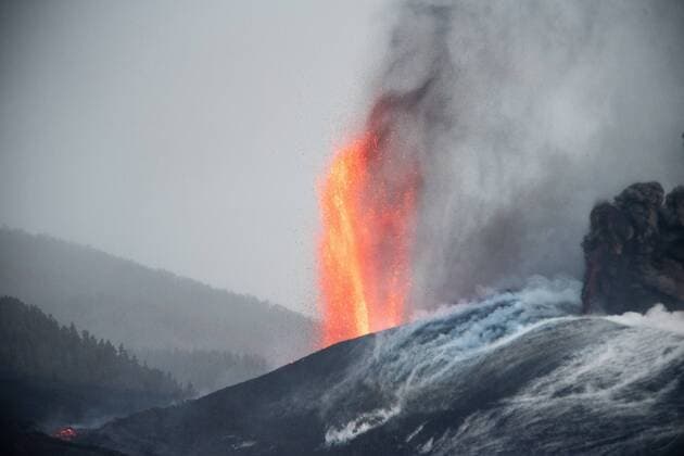 News Themen der Woche KW48 Smoke and lava rise from the new vent of the Cumbre Vieja volcano in El paso, La Palma, Canary Islands, Spain, 01 December 2021. A new vent appeared early morning 28 November. Cumbre Vieja volcano situation !ACHTUNG: NUR REDAKTIONELLE NUTZUNG!  Copyright: xMiguelxCalerox GRAFCAN7602 20211201-a9b5c82ba024574f3d89337bb9e4b018f2806fef