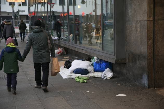 ein Obdachloser schläft vor dem Eingang von Karstadt am Hermannplatz ein Obdachloser schläft vor dem Eingang von Karstadt am Hermannplatz *** a homeless man sleeps in front of the entrance of Karstadt at Hermannplatz a homeless man sleeps in front of the entrance of Karstadt at Hermannplatz