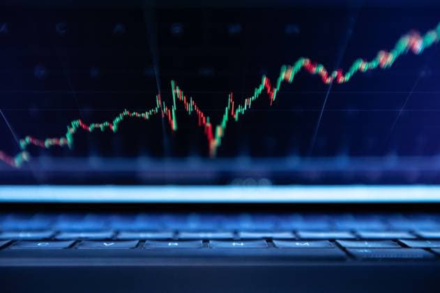 Der Verlauf der Dax-Kurve ist als Kerzenchart auf dem Monitor eines Laptops zu sehen. Rottweil Baden-Württemberg Deutschland *** The course of the Dax curve can be seen as a candlestick chart on the monitor of a laptop Rottweil Baden Württemberg Germany