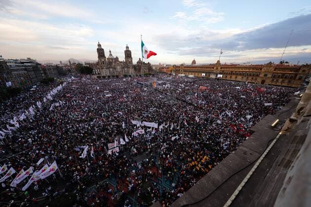 News Bilder des Tages Thousands of citizens attend the third report of Government of the President of Mexico, Andres Manuel Lopez Obrador, in the Zocalo of Mexico City, Mexico, 01 December 2021. Lopez Obrador declared this Wednesday that his Government is standing despite the covid-19 pandemic during an event with more than 100,000 people to celebrate the first three years of his six-year term. Friends, friends, as in the best of times, we return to concentrate in this democratic Zocalo of the capital of the Republic. Today we celebrate 3 years of Government and we are standing despite the pandemic that has caused us so much pain , he said. Lopez Obrador says his Government is standing up despite the pandemic !ACHTUNG: NUR REDAKTIONELLE NUTZUNG!  Copyright: xMadlaxHartzx MEX8878 20211202-8fcb86f266d5350fefdbddf0f9122dc53db2c2e9