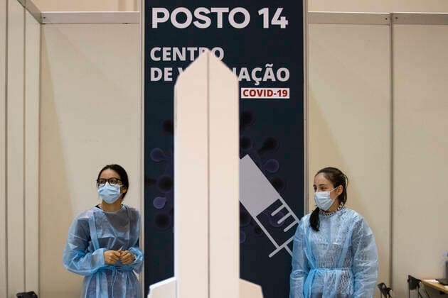 New Vaccination Center Opened In Lisbon Two nurses waiting at the new vaccination center, on December 1, 2021 in Lisbon, Portugal. Inauguration of the new vaccination center in Pavilion 4 of the Feira Internacional de Lisboa in Parque das Nacoes. It is the largest vaccination center in the country. Lisbon Portugal  Copyright: xNunoxCruzx originalFilename:cruz-newvacci211201_np1C3.jpg