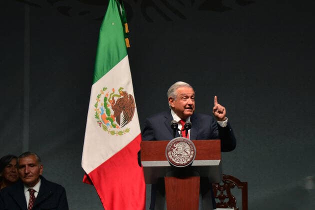 News Bilder des Tages President Lopez Obrador Holds Third Annual Report On State Of The Nation MEXICO CITY, MEXICO - DECEMBER 1, 2021: Mexico s President Andres Manuel Lopez Obrador, gestures while speaking during his third state of the nation report to Celebrates three years In Presidency at Mexico City Zocalo. On December 1, 2021 in Mexico City, Mexico. (Photo by Carlos Tischler Eyepix Group) Copyright: xCarlosxTischlerx xEyepixxGroupx EYEPIXGROUP_CT_01122021_20385