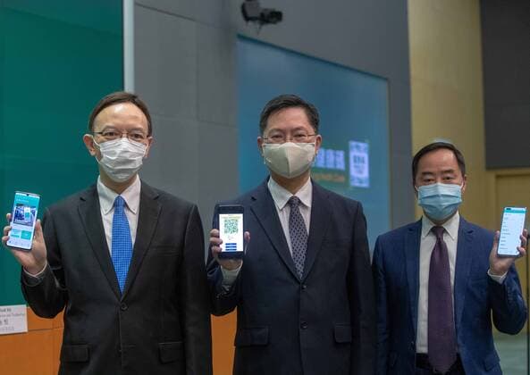 HONG KONG, CHINA - DECEMBER 02: (L-R) Hong Kong Government Chief Information Officer Victor Lam Wai-kiu, Hong Kong Innovation and Technology Secretary Alfred Sit Wing-hang, and Deputy Government Chief Information Officer Tony Wong Chi-kwong unveil a new COVID-19 tracking health code app system at a news conference on December 2, 2021 in Hong Kong, China.  Copyright: xVCGx CFP111360090939