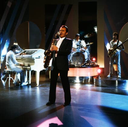 Max Greger Max Greger, deutscher Saxophonist, Big-Band-Leader und Jazz-Musiker, mit seinem Orchester in der Show Ein ganzes Jahr Musik , Deutschland 1973. German saxophinist, Big Band Leader and jazz musician Max Greger with his orchestra in the TV show Ein ganzes Jahr Musik , Germany 1973., Deutschland Copyright: ArthurxGrimm UnitedArchives82007016 EDITORIAL USE ONLY