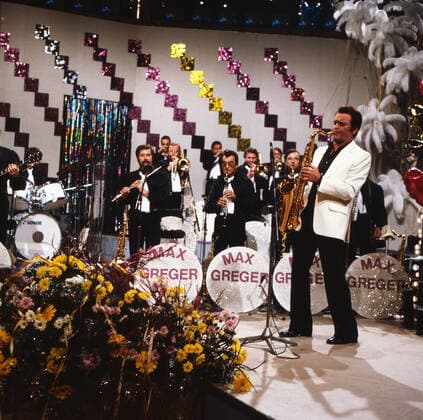 Max Greger Max Greger, deutscher Saxophonist, Big-Band-Leader und Jazz-Musiker, und sein Orchester bei einem Fernsehauftritt, Deutschland 1981. German saxophinist, Big Band Leader and jazz musician Max Greger with his orchestra performing on German TV, Germany 1981., Deutschland Copyright: ArthurxGrimm UnitedArchives82007022 EDITORIAL USE ONLY