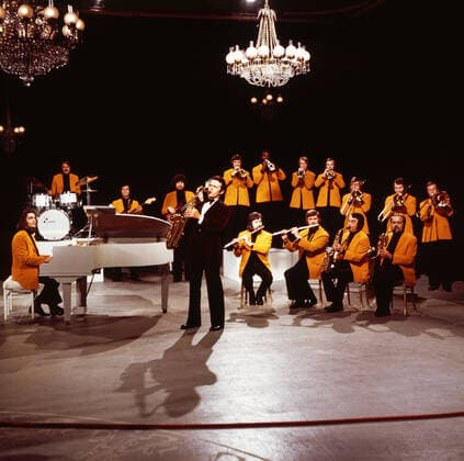 Max Greger Max Greger, deutscher Saxophonist, Big-Band-Leader und Jazz-Musiker, mit seinem Orchester bei einem Fernsehauftritt, Deutschland um 1980. German saxophinist, Big Band Leader and jazz musician Max Greger performing in a German TV show, Germany around 1980., Deutschland Copyright: ArthurxGrimm UnitedArchives82007028 EDITORIAL USE ONLY