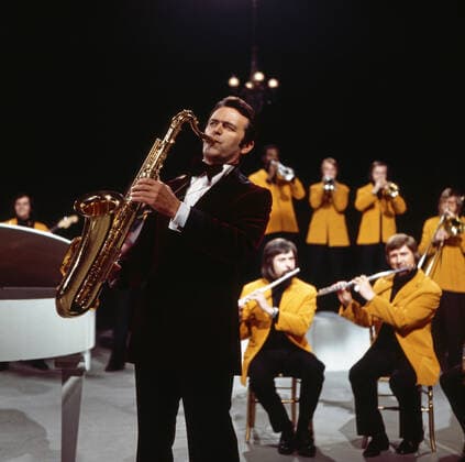 Max Greger Max Greger, deutscher Saxophonist, Big-Band-Leader und Jazz-Musiker, mit seinem Orchester bei einem Fernsehauftritt, Deutschland um 1980. German saxophinist, Big Band Leader and jazz musician Max Greger performing in a German TV show, Germany around 1980., Deutschland Copyright: ArthurxGrimm UnitedArchives82007029 EDITORIAL USE ONLY