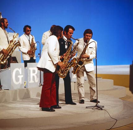 Max Greger Max Greger (Mitte), deutscher Saxophonist, Big-Band-Leader und Jazz-Musiker, bei einem Fernsehauftritt, Deutschland 1976. German saxophinist, Big Band Leader and jazz musician Max Greger (center) performing on German TV, Germany 1976., Deutschland Copyright: ArthurxGrimm UnitedArchives82007031 EDITORIAL USE ONLY