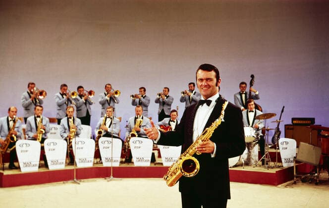 Max Greger Max Greger, deutscher Saxophonist, Big-Band-Leader und Jazz-Musiker, mit seinem Orchester in der Show Ein ganzes Jahr Musik , Deutschland 1973. German saxophinist, Big Band Leader and jazz musician Max Greger with his orchestra in the TV show Ein ganzes Jahr Musik , Germany 1973., Deutschland Copyright: ArthurxGrimm UnitedArchives82007034 EDITORIAL USE ONLY