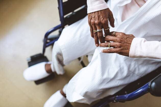 IMAGO Creative: NGO, Rehabilitation und Gesundheitswesen Senior woman sitting on wheelchair at nursing home Low section of senior woman sitting on wheelchair at nursing home Cork, Ireland, 26.02.2019, 1242836.jpg, shelter, daycare, accommodation, nursing home, retirement home, clinic, retiree, pensioner, old-age, senior citizen, senior, active, active senior, aged, retirement, uniform sitting, relaxing, wheelchair, disabled, handicapped, physical impairment, lifestyle, leisure Indoors,High angle view IMAGO Creative: NGO, Rehabilitation und Gesundheitswesen Senior woman sitting on wheelchair at nursing home Low section imago images 115890977