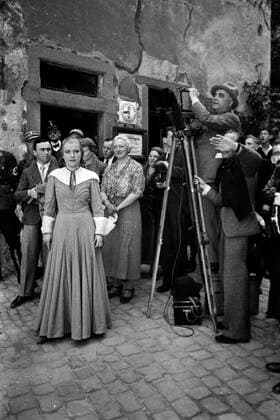 Dreharbeiten zum Film Liselotte von der Pfalz Schauspieler und Belegschaft am Set für Liselotte von der Pfalz, im Bild Renate Müller, Carl Froelich und andere, Regie: Carl Froelich, 1935. Cast and crew at the set of The Private Life of Louis XIV, aka Liselotte of the Palatinate, seen in the picture are actress Renate Müller and director Carl Froelich amongst others,Director: Carl Froelich, 1935., Deutschland Copyright: ErichxAndres UnitedArchives6216302