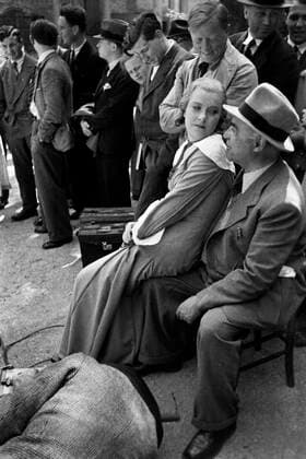 Dreharbeiten zum Film Liselotte von der Pfalz Renate Müller als Liselotte von der Pfalz am Set zum gleichnamigen Film, daneben Carl Froelich, Regie: Carl Froelich, 1935. Actress Renate Müller as Princess Charlotte Elisabeth, Duchess of Orleans on set of the movie The Private Life of Louis XIV, aka Liselotte of the Palatinate, Carl Froelich seated beside her, Director: Carl Froelich, 1935., Deutschland Copyright: ErichxAndres UnitedArchives6216342