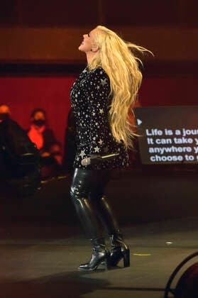 Christina Aguilera live beim AHF World AIDS Day 2021 Konzert am Welt-Aids-Tag im The Forum. Inglewood, 01.12.2021
