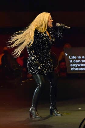 Christina Aguilera live beim AHF World AIDS Day 2021 Konzert am Welt-Aids-Tag im The Forum. Inglewood, 01.12.2021