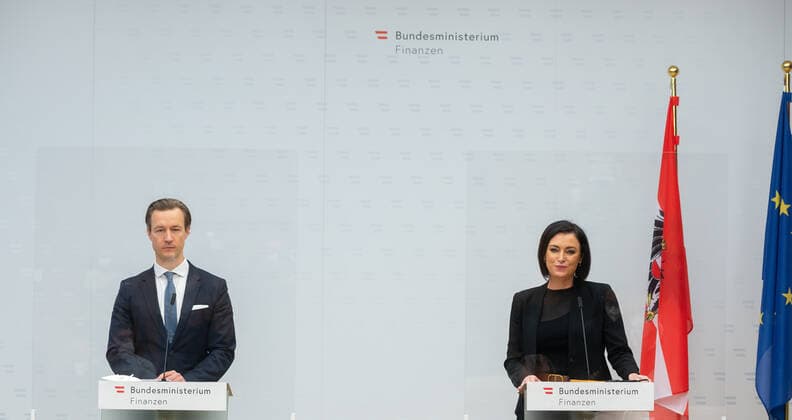 20211202 Press conference by the Minister of Finance on news about the Corona Aids VIENNA, AUSTRIA - DECEMBER 2: Finance Minister Gernot Bluemel (OEVP) and minister of agriculture Elisabeth Koestinger (OEVP) at a press conference concerning news about the Corona Aids at Ministry of Finance on December 2, 2021 in Vienna, Austria. WIEN, OESTERREICH - 2. DEZEMBER: Finanzminister Gernot Bluemel (OEVP) und Landwirtschaftsministerin Elisabeth Koestinger (OEVP) bei einer Pressekonfernz zu Aktuellem bei den Corona-Hilfen im Finanzministerium am 2. Dezember 2021 in Wien, Oesterreich. 211202_SEPA_32_036 Copyright: xMartinxJuenx SEPAxMedia