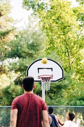IMAGO Creative: Urban Diversity Back view of multiethnic male players with yellow ball while playing basketball on street in sunny day AlbaCaro_Basketball_45.jpg Copyright: xAlbaxCarox Model Released