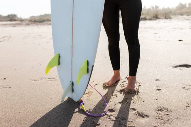 Creative Highlights Symbolbilder Crop anonymous barefoot surfer with white surfboard with fins standing on sandy beach with footprints before training in coastal area, Model released LeoPastor_BlondeWomanSurf_017.jpg Copyright: xLeoxPastorx MR