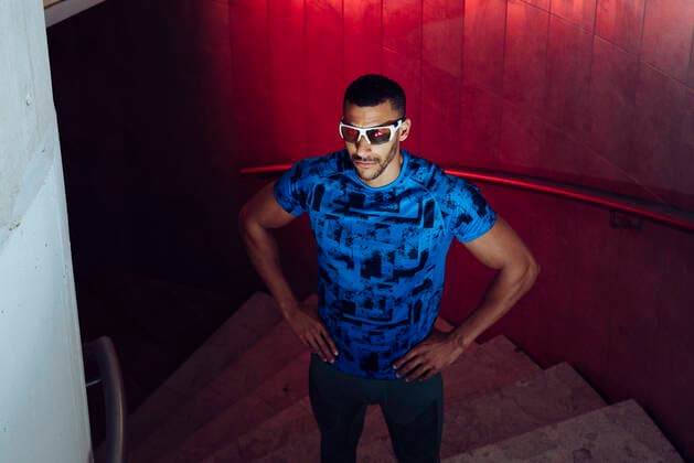 Creative Highlights Symbolbilder Concentrated young black athlete with sports clothing and sunglasses standing on the stairs before competition, Model released ManuelRuizAlba_AthleticMan_35.jpg Copyright: xManuelxRuizxAlbax MR
