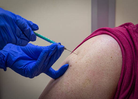 Booster-Impfung in einer Praxis. *** Booster vaccination in a practice Copyright: xBEAUTIFULxSPORTS KJPetersx