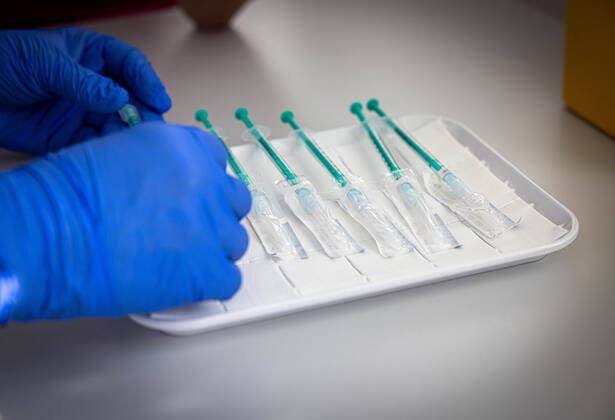 Vorbereitung der Spritzen fuer die Booster-Impfung in einer Praxis. *** Preparation of the syringes for the booster vaccination in a practice Copyright: xBEAUTIFULxSPORTS KJPetersx