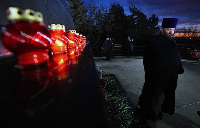 Bilder des Jahres 2021, News 12 Dezember News Themen der Woche KW48 Russia Coal Mine Accident Remembrance 6711643 03.12.2021 A priest stands near the Memory to the Miners of Kuzbass monument as he mourns the victims of the Listvyazhnaya coal mine accident, in Kemerovo, Russia. A methane explosion at the coal mine on November 25 killed 51 people: 46 miners and five mine rescuers. Alexander Patrin Sputnik Kemerovo Russia  Copyright: xAlexanderxPatrinx