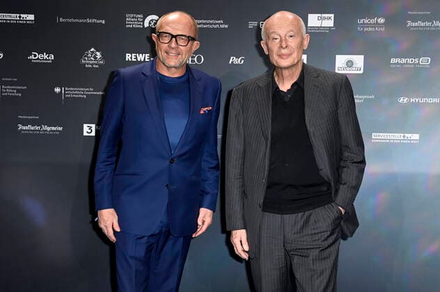 Stefan Schulze-Hausmann und Hans Joachim Schellnhuber bei der Verleihung des Deutschen Nachhaltigkeitspreises Design 2021 im Maritim Hotel. Düsseldorf, 02.12.2021