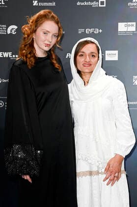 Lily Cole und Zarifa Ghafari bei der Verleihung des Deutschen Nachhaltigkeitspreises Design 2021 im Maritim Hotel. Düsseldorf, 02.12.2021