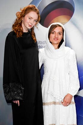 Lily Cole und Zarifa Ghafari bei der Verleihung des Deutschen Nachhaltigkeitspreises Design 2021 im Maritim Hotel. Düsseldorf, 02.12.2021