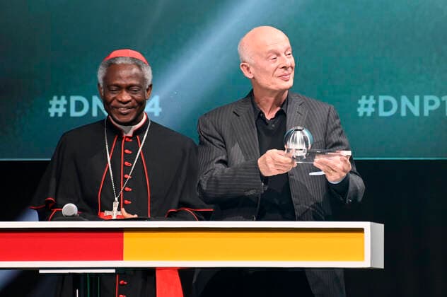 Peter Turkson und Hans Joachim Schellnhuber bei der Verleihung des Deutschen Nachhaltigkeitspreises Design 2021 im Maritim Hotel. Düsseldorf, 02.12.2021