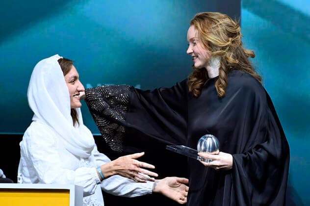 Zarifa Ghafari und Lily Cole bei der Verleihung des Deutschen Nachhaltigkeitspreises Design 2021 im Maritim Hotel. Düsseldorf, 02.12.2021