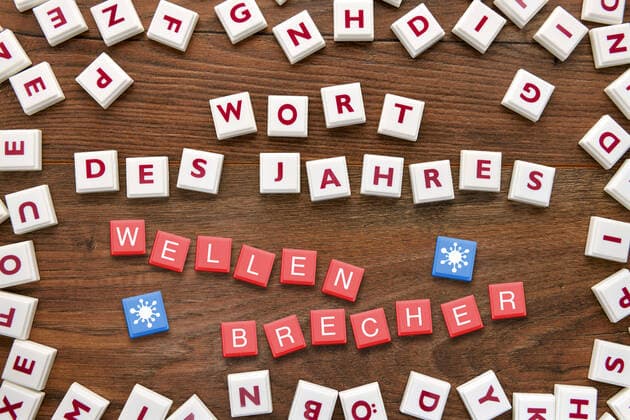 Spielsteine bilden den Schriftzug Wort des Jahres Ã¼ber dem Wort Wellenbrecher *** tokens form the lettering word of the year above the word breakwater ** NUR FUER REDAKTIONELLE ZWECKE ** EDITORIAL USE ONLY **