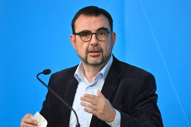 Klaus HOLETSCHEK (CSU,Gesundheitsminister Bayern),Gestik, Einzelbild,angeschnittenes Einzelmotiv,Portraet,Portrait,Porträt. Pressekonferenz der Bayerischen Staatsregierung am 03.12..2021 im Prinz Carl Palais in Muenchen.