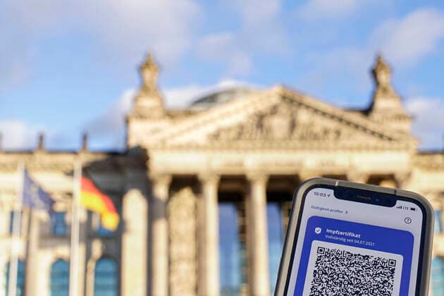 Symbolfoto Bundestag beraet ueber Impfpflicht Symbolbild Digitaler Impfpass und Deutscher Bundestag. Aktuelle Beratungen der Bundesregierung und Debatte im Deutschen Bundestag ueber eine moegliche Corona Impfpflicht in Deutschland Berlin Berlin Deutschland