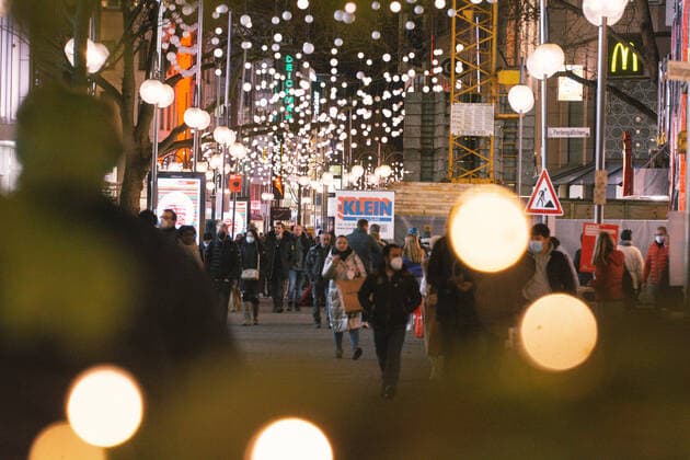 German Excludes Unvaccinated From Parts Of Culture Life shoppers are seen under the Christmas lights in city center of Cologne, Germany on December 2, 2021 as German Chancellor Angela Merkel announced that unvaccinated people will soon be excluded from parts of culture lifes Cologne Germany  Copyright: xYingxTangx originalFilename:tang-notitle211202_npCr7.jpg