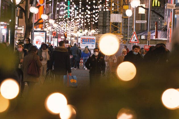 German Excludes Unvaccinated From Parts Of Culture Life shoppers are seen under the Christmas lights in city center of Cologne, Germany on December 2, 2021 as German Chancellor Angela Merkel announced that unvaccinated people will soon be excluded from parts of culture lifes Cologne Germany  Copyright: xYingxTangx originalFilename:tang-notitle211202_npYy8.jpg