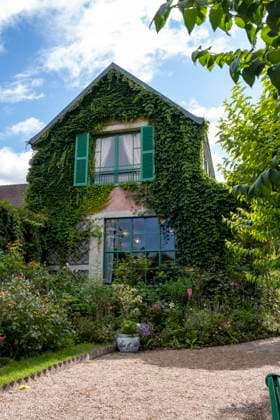 Giverny (northern France): painter Claude Monet ˜s house and garden Giverny (northern and holiday homes along France): house and garden of the Claude Monet Foundation. Tourists and visitors in Claude Monet s Impressionist gardens and facade of the artist™s house Normandy; Upper Normandy; Eure 27; Giverny Europe; Western Europe; France  Copyright: xMatarezo Andia.frx 391976