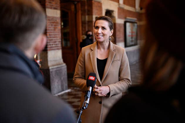 Statsminister Mette Frederiksen (S) og direktoer i Sundhedsstyrelsen Soeren Brostroem taler med pressen efter at have besoegt covid-19-vaccinationsstedet i det gamle billetkontor paa Koebenhavns Hovedbanegaard, fredag den 3. december 2021. Statsministeren og Soeren Brostroem faar en rundvisning paa det nyaabnede vaccinationssted bl.a. i anledning, af at myndighederne har opfordret danskerne til at faa det tredje stik imod coronavirus.. , Copenhagen Denmark Copyright: PhilipxDavali PhilipxDavalix cop105 spdk20211203-160718-L