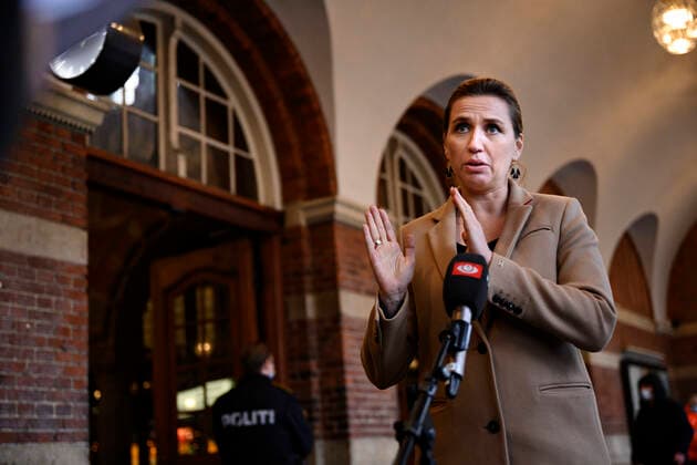 Statsminister Mette Frederiksen (S) og direktoer i Sundhedsstyrelsen Soeren Brostroem taler med pressen efter at have besoegt covid-19-vaccinationsstedet i det gamle billetkontor paa Koebenhavns Hovedbanegaard, fredag den 3. december 2021. Statsministeren og Soeren Brostroem faar en rundvisning paa det nyaabnede vaccinationssted bl.a. i anledning, af at myndighederne har opfordret danskerne til at faa det tredje stik imod coronavirus.. , Copenhagen Denmark Copyright: PhilipxDavali PhilipxDavalix cop105 spdk20211203-160805-L